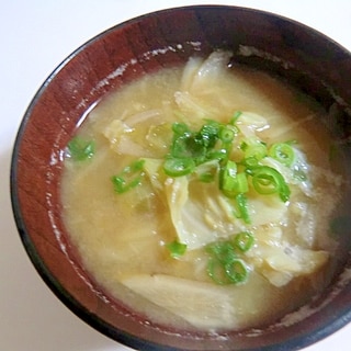 子どもも食べやすい！ごぼうとキャベツの味噌汁